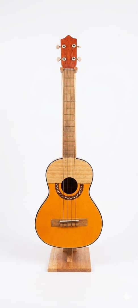 CUATRO MODELO 82 DE 15 TRASTE ELECTRO ACUSTICO COLOMBIANO