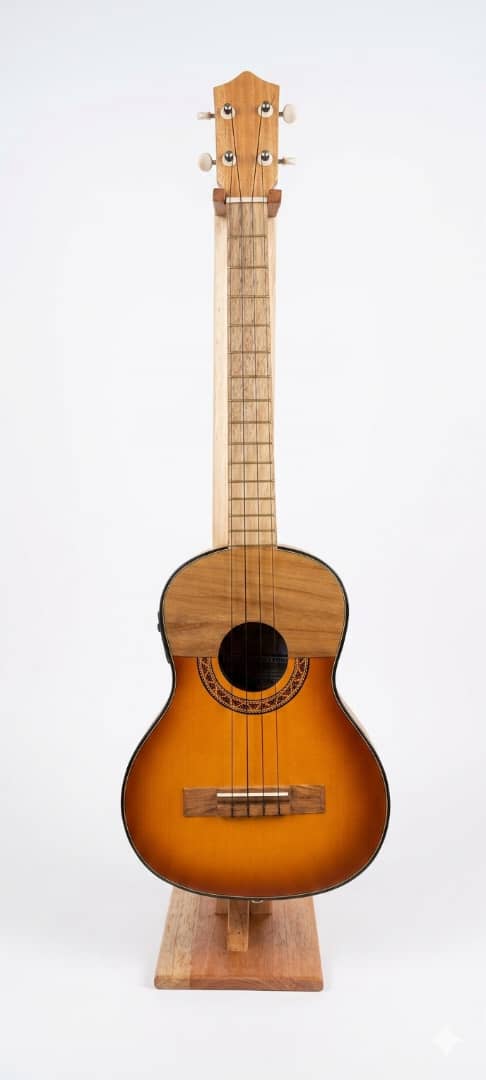 CUATRO MODELO 82 DE 15 TRASTE ELECTRO ACUSTICO COLOMBIANO